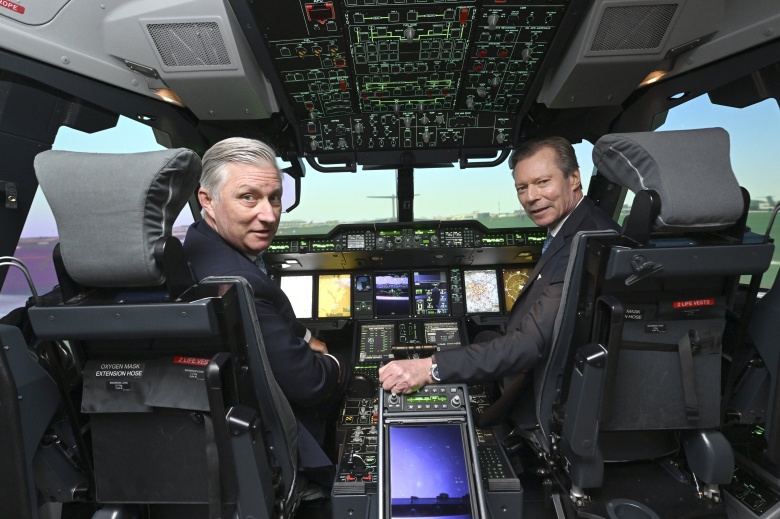 Бельгийский король Филипп и Великий Герцог Люксембурга Анри в кабине авиасимулятора  A400M на авиабазе в Мелсброке, 18 апреля 2024 года